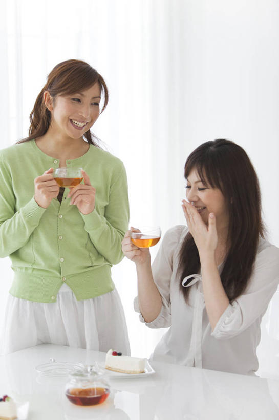 点心,东方人,两个人,伙伴,朋友,站,坐,笑,微笑,露齿笑,竖图,室内,白天,正面,下午茶,友谊,幸福,茶,窗户,窗帘,落地窗,桌面,桌子,杯子,餐具,亚洲,握,服装,装饰,木制,碟子,壶,盘,墙,茶叶,食品,拿,拿着,扭头,注视,休闲装,黄种人,娱乐,玻璃窗,墙壁,墙面,玻璃制品,水壶,食物,糕点,衣服,帘子,盘子,茶壶,木制品,容器,水杯,碟,观察,看,站着,转头,享受,休闲,温馨,休闲服,遮阳,放松,乐趣,握着,遮,遮掩,服饰,观看,华丽,修饰,点缀,察看,提神,掩盖,舒适,遮挡,关注,醒脑,遮盖,衬托,美观,雅致,雅观,掩饰,友情,女人,女性,中年女性,亚洲人,玻璃杯,站立,坐着,半身,彩图,蛋糕