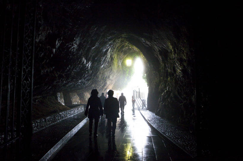 西方人,走,横图,室内,白天,旅游,度假,美景,道路,路,欧洲,斯洛文尼亚,欧洲人,行人,游客,游人,阴影,服装,反射,影子,景观,小路,交通,许多人,背光,休闲装,娱乐,路人,旅客,背面,衣服,自然,一群人,享受,休闲,休闲服,景色,放松,服饰,洞穴,自然风光,逆光,中欧,斯洛文尼亚共和国,洞窟,窟窿,过客,男人,男性,年轻男性,年轻女性,女人,女性,白种人,步行,散步,走路,彩图,全身,波斯托伊纳