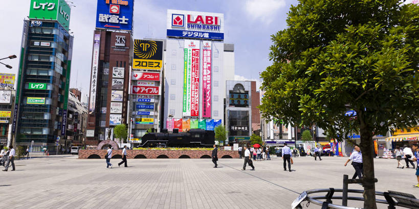 东方人,高楼大厦,站,走,横图,室外,白天,仰视,度假,美景,植物,城市风光,城市,大厦,道路,建筑,路,摩天大楼,指示牌,公路,东京,日本,亚洲,行人,游客,游人,阴影,服装,光线,标志,文字,影子,景观,云,云朵,交通,许多人,云彩,注视,休闲装,黄种人,娱乐,标识,路人,旅客,树,树木,衣服,蓝色,绿色,白云,蓝天,天空,阳光,自然,天,观察,看,站着,一群人,享受,休闲,休闲服,景色,放松,服饰,生长,晴朗,成长,观看,察看,关注,东亚,新桥,本州,关东地方,本州岛,日本国,东京都,县厅,港区,东京市,过客,男人,男性,年轻男性,年轻女性,女人,女性,中年男性,中年女性,亚洲人,晴空,马路,步行,散步,站立,走路,半身,彩图,低角度拍摄,大楼,高层建筑,高楼,摩天楼,新桥站