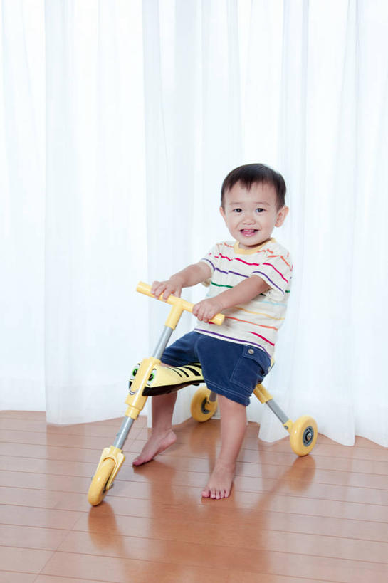 东方人,婴儿,儿童,一个人,坐,笑,微笑,露齿笑,竖图,室内,白天,正面,纯洁,窗户,窗帘,地板,落地窗,亚洲,仅一个人,握,服装,装饰,三轮车,地面,扭头,注视,休闲装,黄种人,光脚,木地板,玻璃窗,车,脚踏车,小孩,衣服,帘子,交通工具,观察,看,转头,休闲,赤脚,休闲服,遮阳,可爱,握着,服饰,活泼,观看,华丽,修饰,点缀,察看,关注,载具,宝宝,儿童车,纯真,烂漫,无邪,衬托,美观,雅致,雅观,伶俐,天真,亚洲人,孩子,坐着,彩图,全身,儿童三轮车