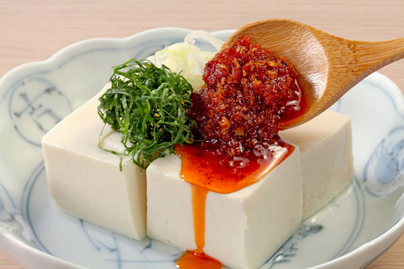 豆腐,无人,横图,俯视,室内,特写,白天,烹饪,桌面,桌子,蔬菜,洋葱,餐具,新鲜,装饰,木制,碟子,盘,勺子,调料,辣椒油,食用油,油,佐料,日本料理,料理,食品,调味品,调味料,菜肴,美食,食物,一个,红色,盘子,木制品,调羹,碟,汤匙,日式料理,日式,摄影,佳肴,有机食品,绿色食品,影棚,单个,华丽,修饰,点缀,豆制品,玉葱,植物油,衬托,美观,雅致,雅观,荷兰葱,圆葱,洋葱头,球葱,葱头,彩图,高角度拍摄,影棚拍摄,拍摄