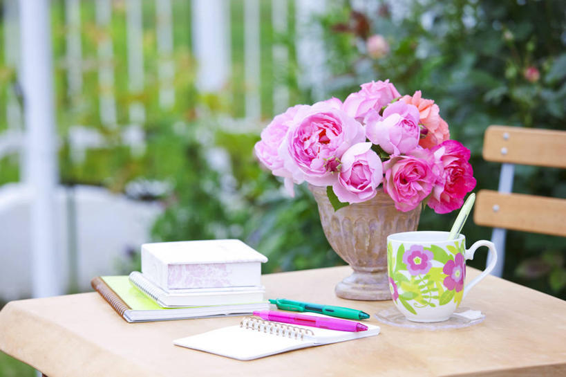 无人,横图,室外,白天,正面,爱情,幸福,纯洁,智慧,热情,植物,桌面,桌子,玫瑰,杯子,花瓶,书籍,椅子,许多,朦胧,模糊,艺术,盛开,木制,笔,瓷器,勺子,陶瓷,木椅,玫瑰花,办公用品,咖啡杯,陶瓷制品,很多,浪漫,花蕾,文化,水笔,文具,花,花瓣,花朵,鲜花,树,树木,一个,粉色,绿色,自然,插花,木制品,瓶子,学习用品,调羹,汤匙,花苞,花蕊,温暖,温馨,恩爱,生长,单个,成长,文具用品,插花艺术,和睦,创造,创作,瓷杯,感动,想象,粉玫瑰,尊敬,天真,刺玫花,徘徊花,书,图书,彩图,融洽