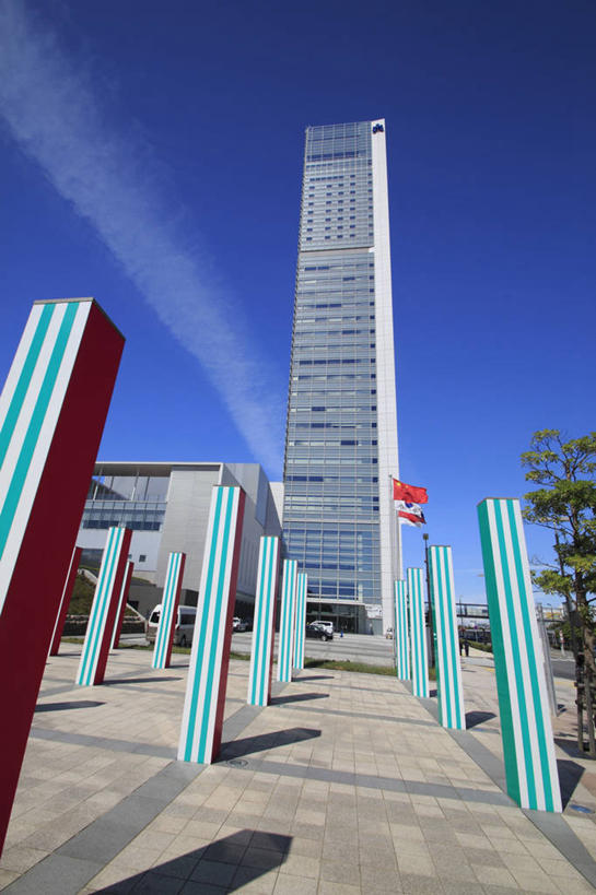 无人,高楼大厦,栏杆,竖图,室外,白天,仰视,旅游,度假,标志建筑,大厦,地标,建筑,摩天大楼,日本,亚洲,阴影,光线,影子,云,云朵,围栏,云彩,娱乐,建设,护栏,蓝色,白云,蓝天,天空,阳光,天,享受,休闲,旅游胜地,放松,晴朗,东亚,本州,本州岛,日本国,中部地方,新潟,新潟县,晴空,彩图,低角度拍摄,大楼,高层建筑,高楼,摩天楼,朱鹭展览馆