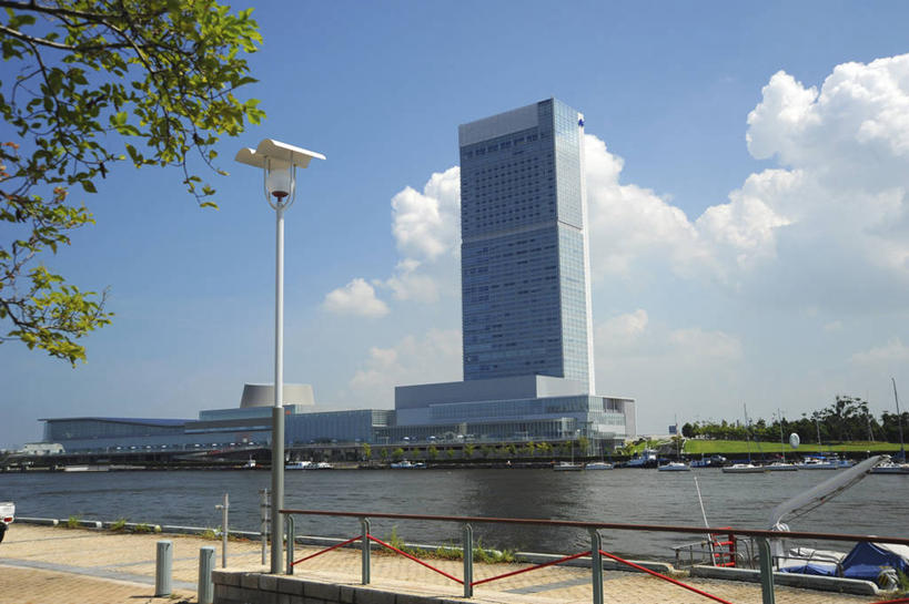 无人,高楼大厦,横图,室外,白天,正面,旅游,度假,河流,水,植物,标志建筑,大厦,地标,建筑,路灯,摩天大楼,照明,日本,亚洲,阴影,光线,影子,河水,水流,云,云朵,灯光,云彩,娱乐,建设,灯,树,树木,蓝色,绿色,白云,蓝天,天空,阳光,自然,天,享受,休闲,旅游胜地,放松,生长,晴朗,成长,照亮,照明设备,东亚,本州,本州岛,日本国,中部地方,新潟,新潟县,晴空,彩图,大楼,高层建筑,高楼,摩天楼,朱鹭展览馆