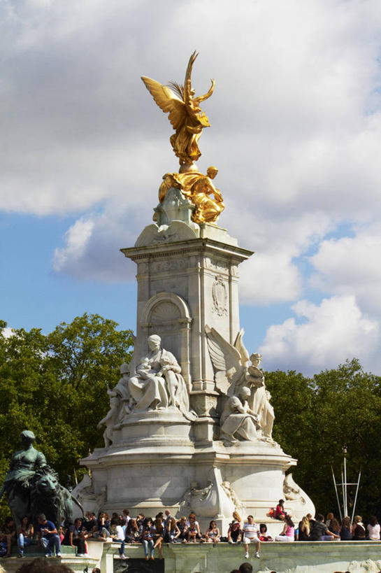 西方人,站,走,竖图,室外,白天,正面,旅游,度假,草地,草坪,树林,植物,标志建筑,地标,建筑,雕塑,英国,欧洲,伦敦,欧洲人,行人,游客,游人,阴影,服装,艺术,装饰,光线,雕刻,雕像,影子,云,云朵,纪念碑,首都,许多人,云彩,注视,休闲装,娱乐,建设,路人,旅客,草,树,树木,衣服,蓝色,绿色,白云,蓝天,天空,阳光,自然,工艺品,天,观察,看,站着,一群人,享受,休闲,休闲服,旅游胜地,放松,服饰,生长,晴朗,成长,观看,纪念,美术,察看,西欧,关注,主题,大不列颠,陈列,威斯敏斯特市,维多利亚女王纪念碑,大不列颠及北爱尔兰联合王国,功能,美学,雾都,过客,男人,男性,年轻男性,年轻女性,女人,女性,白种人,晴空,步行,散步,站立,走路,半身,彩图,大不列颠王国,大英帝国,联合王国,日不落帝国