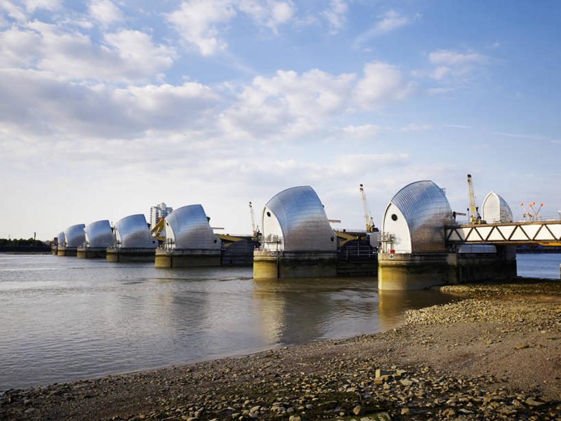 无人,栏杆,横图,室外,白天,正面,旅游,度假,河流,沙滩,水,标志建筑,地标,建筑,英国,欧洲,阴影,光线,沙子,影子,河岸,河水,河滩,水流,云,云朵,围栏,沙地,云彩,娱乐,建设,护栏,蓝色,白云,蓝天,天空,阳光,天,享受,休闲,旅游胜地,放松,晴朗,西欧,大不列颠,大不列颠及北爱尔兰联合王国,水闸,泰晤士河水闸,晴空,彩图,大不列颠王国,大英帝国,联合王国,日不落帝国