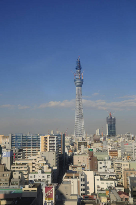 无人,高楼大厦,竖图,全景,俯视,室外,白天,度假,美景,天际线,城市风光,标志建筑,城市,大厦,地标,建筑,摩天大楼,东京,日本,亚洲,阴影,光线,影子,景观,云,云朵,建筑群,云彩,娱乐,建设,蓝色,白云,蓝天,天空,阳光,天,享受,休闲,景色,放松,晴朗,东亚,本州,关东地方,本州岛,日本国,东京都,墨田区,天空树塔,晴空,彩图,高角度拍摄,大楼,高层建筑,高楼,摩天楼,东京晴空塔,东京天空树,墨田塔,新东京铁塔