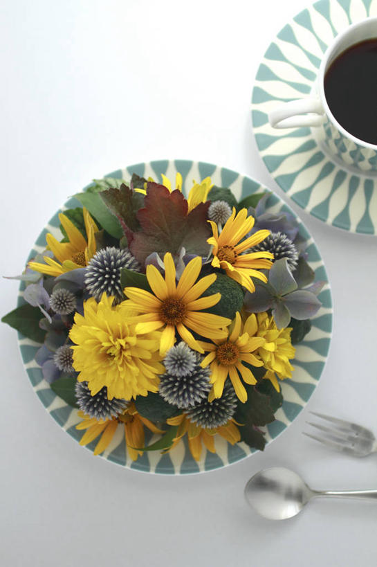 咖啡,无人,竖图,俯视,室内,特写,白天,幸福,骄傲,八仙花,杯子,餐具,阴影,朦胧,模糊,盛开,反射,瓷器,碟子,盘,影子,勺子,咖啡杯,陶瓷制品,花蕾,娱乐,花,花瓣,花朵,鲜花,饮料,黄色,盘子,调羹,碟,汤匙,花苞,花蕊,绣球花,享受,休闲,温馨,菊花,放松,乐趣,紫阳花,洋绣球,提神,舒适,瓷杯,醒脑,草绣球,斗球,七变化,粉团花,软饮料,善变,蓝刺头,彩图,高角度拍摄,驴欺口