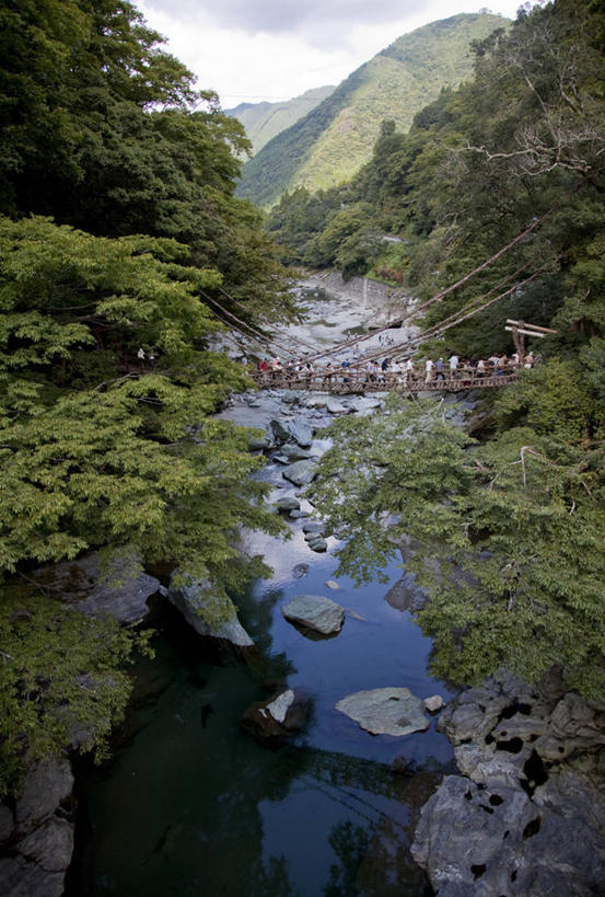 无人,竖图,俯视,室外,白天,旅游,度假,河流,石头,美景,山,山脉,树林,水,峡谷,植物,日本,亚洲,阴影,光线,石子,影子,河水,景观,山峰,水流,云,云朵,桥,山谷,山峦,云彩,娱乐,树,树木,蓝色,绿色,白云,蓝天,天空,阳光,自然,群山,天,享受,休闲,景色,放松,吊桥,生长,晴朗,成长,人行桥,悬索桥,岩层,自然风光,吊杆,东亚,德岛县,日本国,四国地方,四国,四国岛,徳岛,锚锭,悬索,石块,岩石,晴空,彩图,高角度拍摄