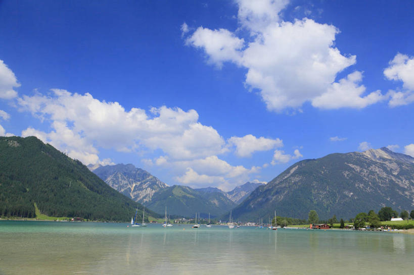 无人,横图,室外,白天,正面,旅游,度假,湖,湖泊,石头,美景,森林,山,山脉,树林,水,植物,船,奥地利,欧洲,阴影,光线,石子,影子,湖面,景观,山顶,山峰,水流,水面,云,云朵,游艇,山峦,云彩,娱乐,树,树木,蓝色,绿色,白云,蓝天,天空,阳光,自然,交通工具,湖水,群山,天,享受,休闲,景色,放松,生长,晴朗,成长,自然风光,载具,中欧,沉积岩,奥地利共和国,蒂罗尔,蒂罗尔州,颠峰,极峰,水成岩,石块,岩石,晴空,彩图,阿亨湖