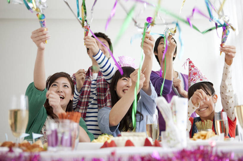 点心,葡萄酒,东方人,伙伴,朋友,站,坐,举,笑,微笑,露齿笑,横图,室内,白天,仰视,爱情,奢侈,快乐,友谊,爆炸,餐桌,桌子,草莓,浆果,杯子,餐具,蜡烛,水果,亚洲,五个人,握,阴影,服装,朦胧,模糊,庆祝,新鲜,反射,光线,碟子,高脚杯,火焰,盘,影子,烛光,墙,生食,食品,果实,许多人,浪漫,燃烧,拿,拿着,注视,休闲装,黄种人,文化,墙壁,墙面,玻璃制品,酒,食物,糕点,饮料,衣服,红色,白色,盘子,酒杯,碟,香槟,生日蛋糕,点燃,观察,看,祈祷,托,站着,一群人,休闲,温暖,温馨,休闲服,恩爱,诱惑,握着,许愿,恋人,服饰,有机食品,绿色食品,餐台,观看,纪念,祈求,庆贺,和睦,察看,关注,祝贺,拉炮,香槟杯,气泡酒,起泡酒,汽酒,平安,友情,男人,男性,年轻男性,年轻女性,女人,女性,亚洲人,情侣,玻璃杯,洋莓,水果皇后,红莓,地莓,举起,举手,举着,抬头,向上举,向上伸,向上托,仰头,站立,坐着,半身,彩图,低角度拍摄,高兴,欢笑,圣诞拉炮,伴侣,融洽,蛋糕