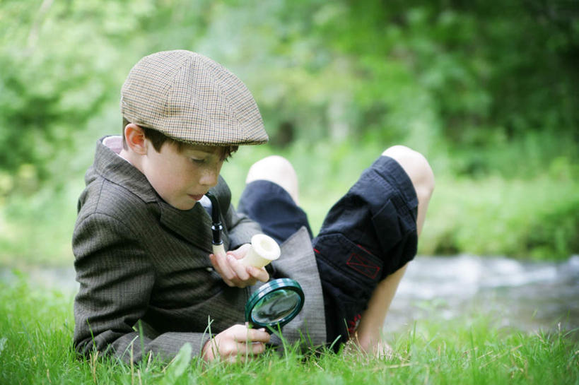 西方人,儿童,手,一个人,坐,横图,室外,白天,正面,旅游,度假,纯洁,仪器,草地,草坪,美景,树林,植物,帽子,欧洲,欧洲人,仅一个男性,仅一个人,握,阴影,服装,检查,反射,分析,光线,科学,放大镜,影子,景观,拿,拿着,注视,休闲装,娱乐,运动帽,草,树,树木,小孩,衣服,绿色,阳光,自然,观察,看,仅一个小孩,享受,休闲,手部,休闲服,鸭舌帽,景色,放松,可爱,清晰,探索,童年,童趣,握着,服饰,烟斗,生长,放大,成长,观看,仔细,透镜,察看,凸透镜,聚焦,关注,自然风光,童真,烂漫,无邪,光学,清楚,天真,男孩,男人,男性,白种人,孩子,坐着,彩图,全身,男生