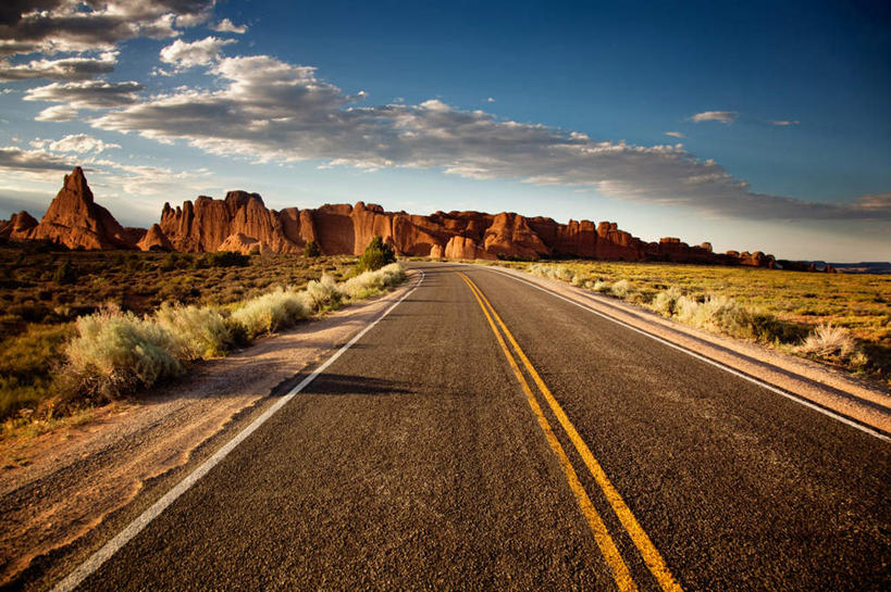 无人,横图,室外,白天,正面,旅游,度假,草地,草坪,石头,植物,道路,路,公路,美国,阴影,光线,石子,影子,云,云朵,分界线,停车线,交通,云彩,娱乐,草,蓝色,绿色,白云,蓝天,天空,阳光,天,享受,休闲,放松,车行道,车行道分界线,北美,北美洲,犹他州,标线,美洲,车行线,北亚美利加洲,亚美利加洲,犹他,蜂窝之州,蜂房州,石块,岩石,马路,彩图