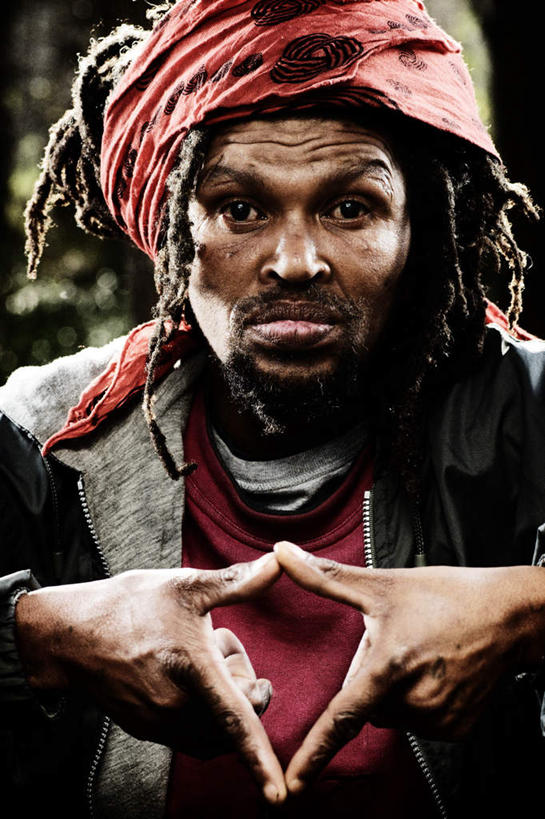 西方人,脸,头,脸颊,手,一个人,站,竖图,室外,特写,白天,正面,爱情,欧洲,欧洲人,双手,仅一个男性,仅一个人,仅一个中年男性,服装,爱心,浪漫,注视,休闲装,衣服,观察,看,站着,休闲,温暖,温馨,心形,手部,休闲服,恩爱,服饰,观看,和睦,察看,关注,男人,男性,中年男性,白种人,心型,头部,脸部,脸蛋,面部,半身,彩图,爱,融洽