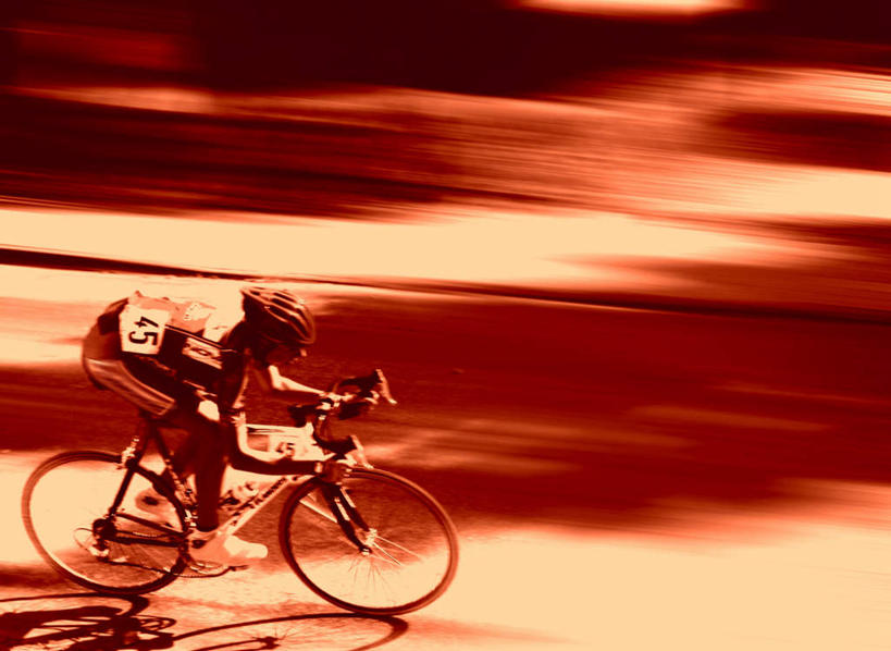 西方人,一个人,坐,横图,俯视,室外,白天,运动服,旅游,度假,道路,路,自行车,欧洲,欧洲人,仅一个男性,仅一个人,阴影,服装,光线,标志,头盔,文字,影子,字符,字母,小路,交通,娱乐,标识,车,脚踏车,仅一个年轻男性,衣服,阳光,交通工具,享受,休闲,放松,服饰,衣着,穿着,载具,阿拉伯文,衣饰,阿拉伯语,阿拉伯字母,男人,男性,年轻男性,白种人,坐着,彩图,高角度拍摄,全身,运动装