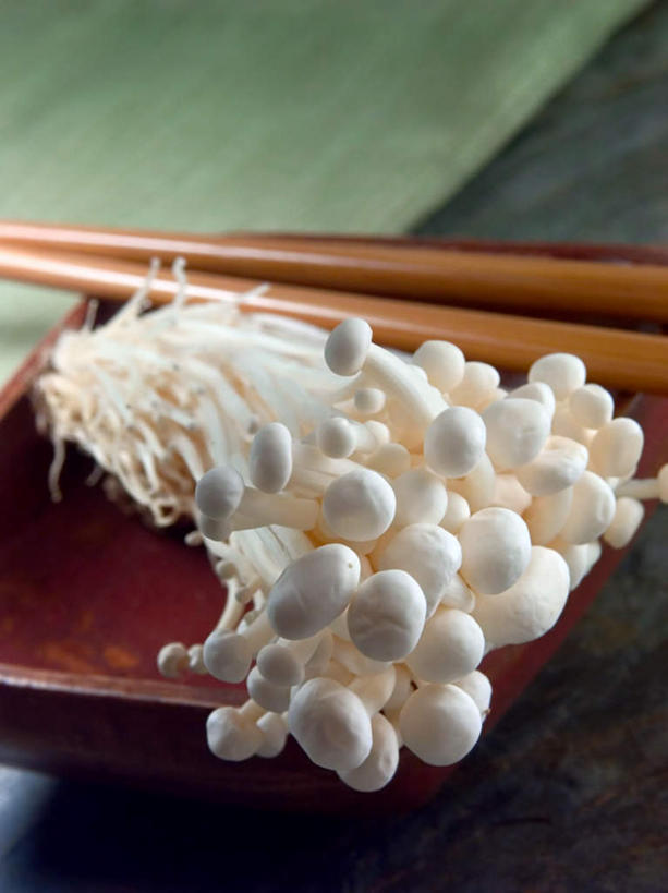 无人,竖图,俯视,室内,特写,白天,筷子,桌面,桌子,蔬菜,餐具,托盘,许多,新鲜,木制,金针菇,菌菇,食品,菌类,文化,传统,食物,白色,木制品,食用菌,有机食品,绿色食品,礼节,礼仪,构菌,金菇,毛柄金钱菌,银针菇,智力菇,进餐用具,彩图,高角度拍摄