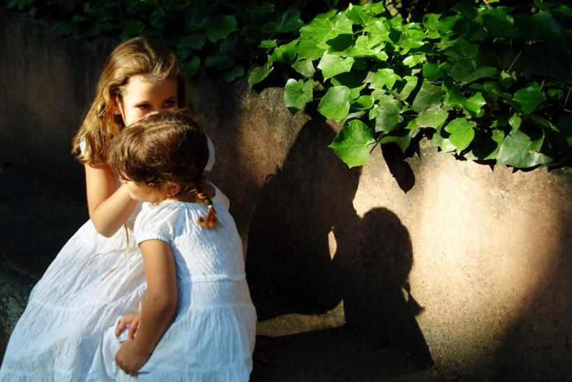 西方人,儿童,脸,头,脸颊,背部,两个人,家庭,姐妹,坐,说,横图,室外,特写,白天,正面,裙子,讨论,纯洁,叶子,欧洲,欧洲人,阴影,连衣裙,光线,影子,绿叶,相视,小孩,阳光,温暖,温馨,一家人,面对面,嫩叶,可爱,童年,童趣,对视,和睦,相对,童真,烂漫,无邪,相看,交流,天真,女孩,女人,女性,白种人,头部,脸部,脸蛋,面部,叶,叶片,沟通,讲话,交谈,商讨,说话,谈话,坐着,半身,彩图,融洽,女生