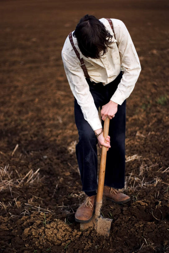 西方人,手,一个人,站,竖图,室外,白天,正面,欧洲,欧洲人,仅一个男性,仅一个人,弯腰,握,服装,铲子,拿,拿着,休闲装,仅一个年轻男性,衣服,站着,休闲,手部,休闲服,握着,服饰,挖土,弯身,男人,男性,年轻男性,白种人,站立,彩图,全身