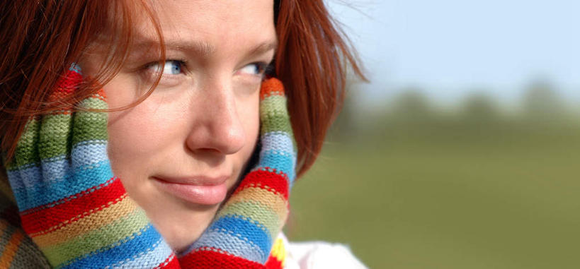 西方人,一个人,站,横图,室外,白天,正面,安全,植物,欧洲,欧洲人,仅一个年轻女性,仅一个女性,仅一个人,撑,朦胧,模糊,防护,托腮,树,树木,绿色,自然,手套,托,站着,生长,成长,保护,托下巴,保险,保全,周全,安稳,安定,防护手套,平安,年轻女性,女人,女性,白种人,站立,半身,彩图