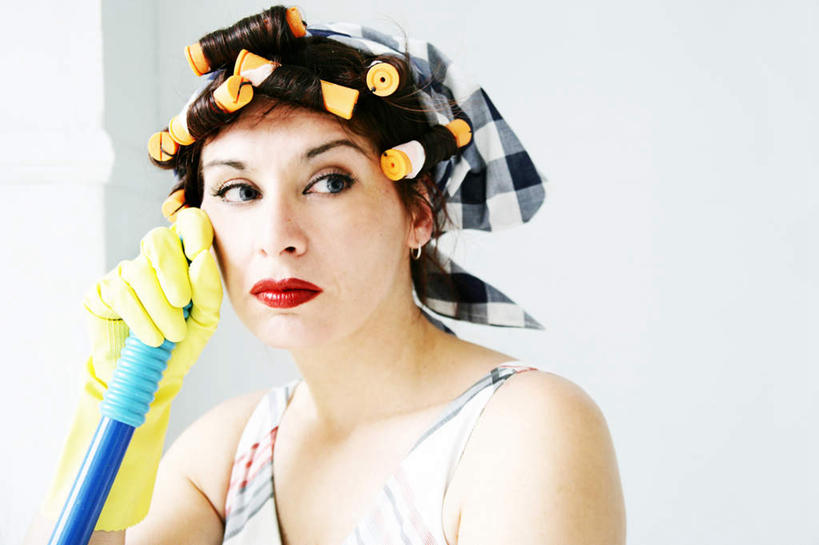 西方人,一个人,家庭主妇,站,横图,室内,白天,白色背景,正面,安全,欧洲,欧洲人,仅一个年轻女性,仅一个女性,仅一个人,工具,墙,防护,扭头,注视,发带,拖把,墙壁,墙面,手套,观察,看,清洁,站着,转头,摄影,影棚,观看,卷发棒,卷发器,保护,察看,卫生,关注,保洁,保险,烫发器,保全,周全,安稳,安定,防护手套,平安,年轻女性,女人,女性,白种人,主妇,站立,半身,彩图,影棚拍摄,拍摄