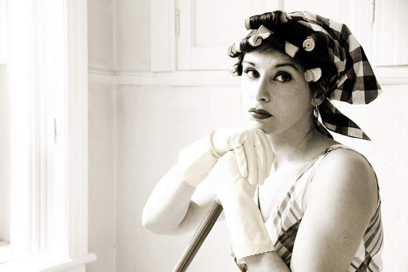 西方人,一个人,家庭主妇,站,横图,黑白,室内,白天,白色背景,正面,欧洲,欧洲人,仅一个年轻女性,仅一个女性,仅一个人,工具,墙,扭头,注视,发带,拖把,墙壁,墙面,观察,看,清洁,站着,转头,摄影,影棚,观看,卷发棒,卷发器,察看,卫生,关注,保洁,烫发器,年轻女性,女人,女性,白种人,主妇,站立,半身,影棚拍摄,拍摄