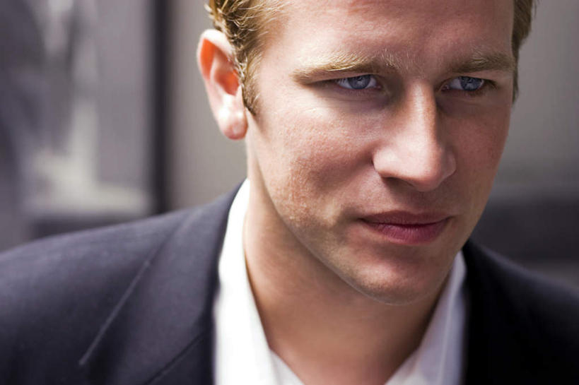 西方人,脸,头,脸颊,一个人,商务人士,商务男性,横图,室外,特写,白天,正面,衬衫,欧洲,欧洲人,仅一个男性,仅一个人,套装,注视,仅一个年轻男性,观察,看,观看,察看,忧愁,忧虑,关注,商务装,工薪阶层,担心,男人,男性,年轻男性,白种人,头部,脸部,脸蛋,面部,白领,上班族,半身,彩图,衬衣