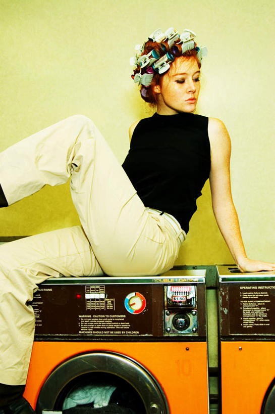 西方人,一个人,坐,竖图,室内,白天,正面,欧洲,欧洲人,仅一个年轻女性,仅一个女性,仅一个人,一排,撑,整齐,电器,墙,扭头,注视,墙壁,墙面,排列,观察,看,转头,洗衣机,观看,卷发棒,卷发器,察看,撑着,家电,家用电器,队列,关注,烫发器,年轻女性,女人,女性,白种人,清洗,洗涤,坐着,半身,彩图,两部