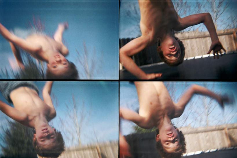 西方人,儿童,一个人,跳,横图,室外,白天,仰视,纯洁,植物,欧洲,欧洲人,仅一个男性,仅一个人,连接,阴影,组合,模糊,光线,影子,半空,裸露,树,树木,小孩,蓝色,绿色,蓝天,天空,阳光,自然,天,仅一个小孩,可爱,童年,童趣,创意,生长,晴朗,成长,链接,拼接,拼凑,裸,童真,创新,烂漫,无邪,万里无云,拼合,凑集,聚合,撮合,链结,新意,含糊,恍惚,模胡,依稀,隐约,天真,男孩,男人,男性,白种人,孩子,晴空,晴空万里,跳跃,半身,彩图,低角度拍摄,男生