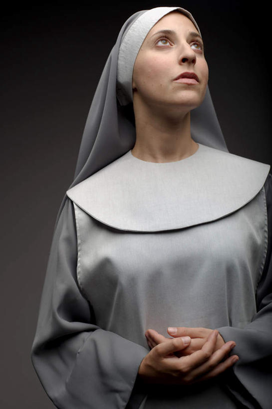 西方人,一个人,站,竖图,室内,白天,正面,制服,欧洲,欧洲人,双手,仅一个女性,仅一个人,灰色背景,服装,节日,注视,文化,衣服,观察,看,祈祷,站着,仅一个中年女性,健康,搭,许愿,摄影,宗教,服饰,信仰,影棚,观看,纪念,祈求,察看,基督教,衣着,穿着,搭着,关注,天主教,衣饰,平安,女人,女性,中年女性,白种人,抬头,仰头,站立,半身,彩图,影棚拍摄,礼服,拍摄,修女服