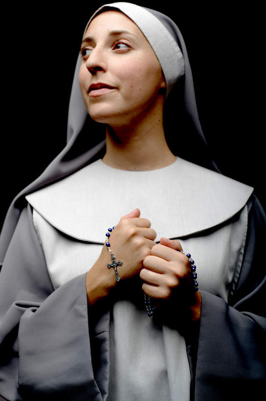 西方人,一个人,站,举,笑,微笑,竖图,室内,白天,正面,制服,欧洲,欧洲人,双手,仅一个女性,仅一个人,握,灰色背景,服装,节日,十字架,拿,拿着,扭头,注视,文化,衣服,观察,看,祈祷,托,站着,转头,仅一个中年女性,健康,握着,许愿,摄影,宗教,服饰,信仰,影棚,观看,纪念,祈求,察看,基督教,衣着,穿着,关注,天主教,衣饰,平安,女人,女性,中年女性,白种人,举起,举手,举着,向上举,向上伸,向上托,站立,半身,彩图,影棚拍摄,礼服,拍摄,修女服