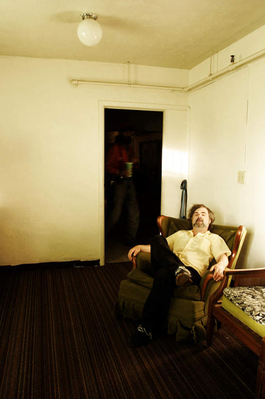 西方人,脸,头,眼睛,鼻子,嘴,耳朵,脸颊,眉毛,睫毛,手,一个人,躺,竖图,室内,白天,正面,衬衫,地板,门,椅子,欧洲,欧洲人,瞳孔,仅一个男性,仅一个人,仅一个中年男性,阴影,裤子,反射,影子,木椅,墙,躺椅,地面,注视,木地板,墙壁,墙面,门框,观察,看,手部,眼部,观看,察看,关注,卧着,男人,男性,中年男性,白种人,头部,鼻,鼻孔,耳,耳部,睫,口,口腔,脸部,脸蛋,眉,面部,眼,眼睫毛,眼眉,嘴巴,嘴唇,躺着,卧,彩图,全身,衬衣,眼眉毛