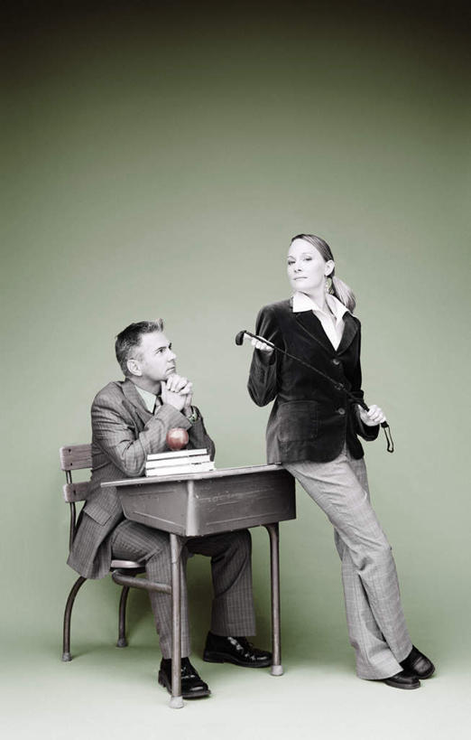 西方人,脸,头,眼睛,鼻子,嘴,耳朵,脸颊,眉毛,睫毛,两个人,坐,说,竖图,室内,白天,正面,讨论,桌子,书籍,椅子,欧洲,欧洲人,瞳孔,阴影,反射,影子,办公桌,木椅,注视,观察,看,眼部,观看,察看,高尔夫球杆,关注,交流,男人,男性,年轻男性,年轻女性,女人,女性,白种人,头部,鼻,鼻孔,耳,耳部,睫,口,口腔,脸部,脸蛋,眉,面部,眼,眼睫毛,眼眉,嘴巴,嘴唇,书,图书,沟通,讲话,交谈,商讨,说话,谈话,坐着,半身,彩图,眼眉毛