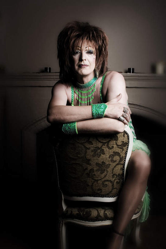 西方人,脸,头,眼睛,鼻子,嘴,耳朵,脸颊,眉毛,睫毛,一个人,坐,竖图,室内,白天,正面,裙子,项链,椅子,欧洲,欧洲人,瞳孔,仅一个女性,仅一个人,连衣裙,新鲜,木椅,墙,注视,墙壁,墙面,装饰品,绿色,饰品,首饰,观察,看,仅一个中年女性,眼部,观看,青春,察看,生命,关注,和平,安详,冷色,女人,女性,中年女性,白种人,头部,鼻,鼻孔,耳,耳部,睫,口,口腔,脸部,脸蛋,眉,面部,眼,眼睫毛,眼眉,嘴巴,嘴唇,坐着,半身,彩图,眼眉毛