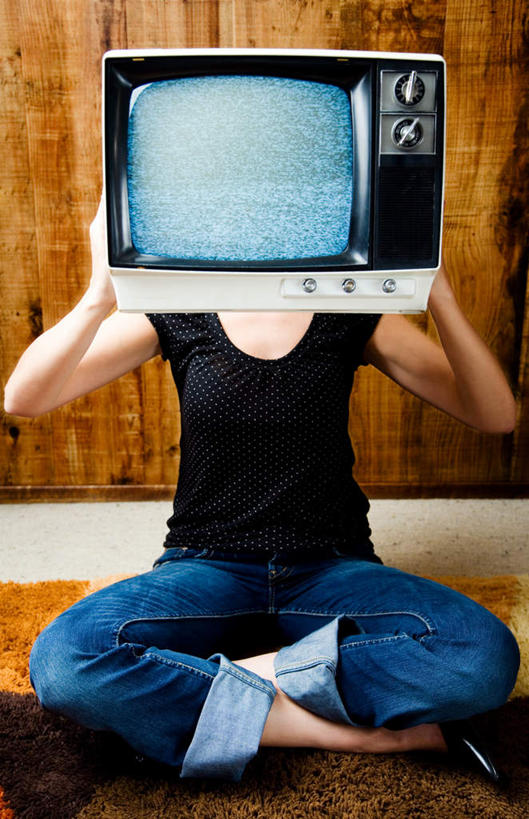西方人,手,一个人,家,木屋,坐,举,盘腿,竖图,室内,白天,正面,地毯,电视,欧洲,欧洲人,仅一个年轻女性,仅一个女性,仅一个人,服装,裤子,拿,拿着,牛仔裤,休闲装,住宅,衣服,托,休闲,手部,休闲服,服饰,彩电,显像管屏,显像管屏幕,黑白电视机,年轻女性,女人,女性,白种人,电视机,举起,举手,举着,盘腿而坐,盘膝,盘着腿的,盘着腿坐,双腿交叉,向上举,向上伸,向上托,坐着,彩图,全身,茅舍,茅屋,棚屋,小木屋,小屋