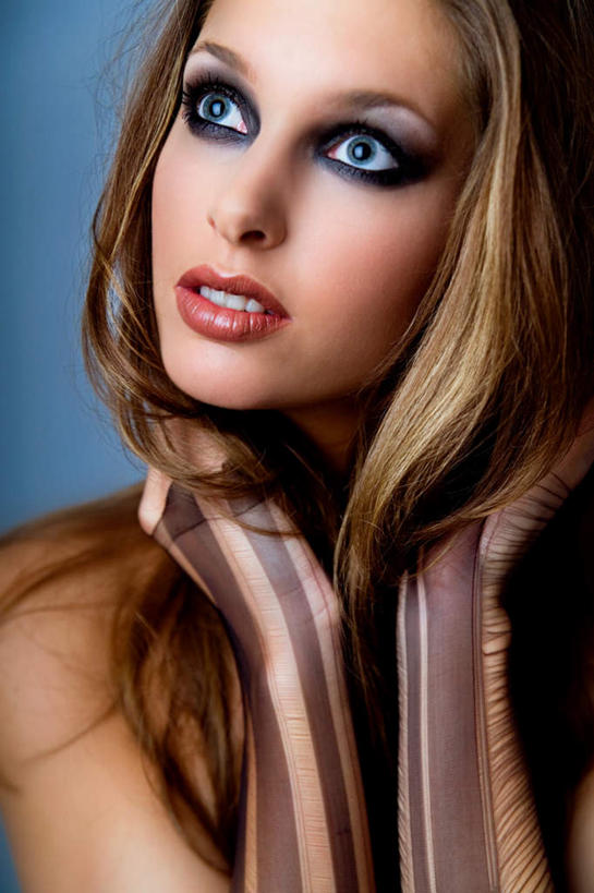 西方人,脸,头,眼睛,鼻子,嘴,脸颊,眉毛,睫毛,手,一个人,摸,竖图,室内,特写,白天,正面,化妆,欧洲,欧洲人,双手,瞳孔,仅一个年轻女性,仅一个女性,仅一个人,抚摸,蓝色背景,注视,蓝色,观察,看,手部,眼影,美女,妩媚,眼部,摄影,影棚,观看,察看,红唇,关注,玉人,年轻女性,女人,女性,白种人,头部,鼻,鼻孔,睫,脸部,脸蛋,眉,面部,眼,眼睫毛,眼眉,嘴巴,嘴唇,触摸,接触,半身,彩图,影棚拍摄,拍摄,眼眉毛