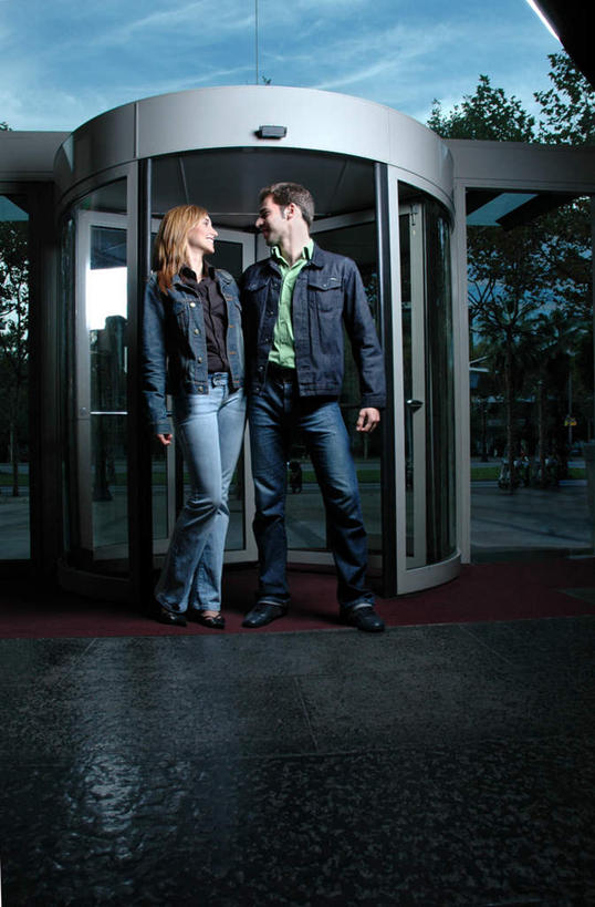 西方人,头发,两个人,站,笑,微笑,露齿笑,竖图,室外,白天,正面,爱情,旅游,度假,树林,植物,门,玻璃,欧洲,欧洲人,阴影,服装,光线,影子,云,云朵,浪漫,云彩,注视,休闲装,娱乐,牛仔服,玻璃制品,树,树木,衣服,蓝色,绿色,白云,蓝天,天空,阳光,自然,门框,天,观察,看,站着,享受,休闲,温暖,温馨,休闲服,金色,恩爱,放松,恋人,服饰,旋转门,生长,晴朗,成长,观看,和睦,察看,关注,男人,男性,年轻男性,年轻女性,女人,女性,白种人,情侣,晴空,站立,彩图,全身,伴侣,融洽