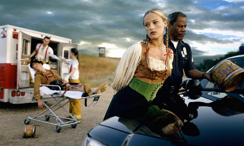 西方人,警察,警卫,站,躺,横图,室外,白天,正面,汽车,救护车,欧洲,欧洲人,阴影,服装,光线,影子,云,云朵,许多人,云彩,注视,休闲装,车,衣服,蓝色,白云,蓝天,天空,阳光,交通工具,轿车,天,观察,看,站着,一群人,休闲,休闲服,服饰,晴朗,观看,察看,急救,关注,载具,抢救,车祸,卧着,男人,男性,年轻男性,年轻女性,女人,女性,白种人,保安,警卫员,看守,卫兵,晴空,躺着,卧,站立,半身,彩图