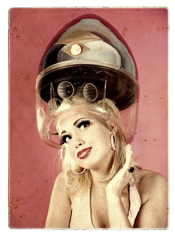 西方人,脸,头,脸颊,脖子,手,一个人,笑,微笑,露齿笑,竖图,室内,白天,正面,晚礼服,欧洲,欧洲人,仅一个年轻女性,仅一个女性,仅一个人,塑料,注视,肩膀,塑料制品,观察,看,手部,观看,察看,罩子,关注,烫发器,燕尾服,年轻女性,女人,女性,白种人,头部,脖,颈,颈部,脸部,脸蛋,面部,半身,彩图,晚宴服,舞会服,洋服,洋装,夜礼服