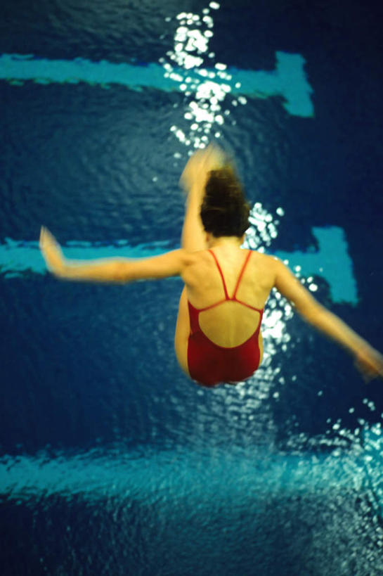 跳水,西方人,一个人,体育馆,游泳池,跳,伸展双臂,竖图,俯视,室内,特写,白天,泳装,锻炼,运动,水,欧洲,欧洲人,仅一个年轻女性,仅一个女性,仅一个人,弯腰,飞溅,模糊,溅,液体,水池,水滴,水面,半空,泳池,水珠,红色,游泳馆,喷洒,水上运动,连体泳衣,弯身,含糊,恍惚,模胡,依稀,隐约,体育,年轻女性,女人,女性,白种人,敞开双臂,伸开双臂,跳跃,展开双肩,张开手臂,张开双臂,彩图,高角度拍摄,全身,泳衣,健身