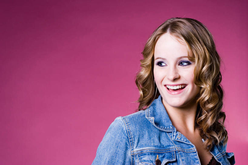 脸,头,脸颊,站,笑,微笑,露齿笑,横图,室内,特写,白天,正面,红色背景,服装,棕色,扭头,注视,休闲装,牛仔服,肩膀,衣服,观察,看,站着,张嘴,转头,休闲服,摄影,服饰,影棚,观看,察看,关注,张大嘴巴,头部,长发,卷发,脸部,脸蛋,面部,张开嘴,站立,半身,彩图,影棚拍摄,拍摄