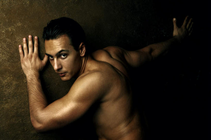 西方人,脸,头,脸颊,手,肌肉,健壮,一个人,家,站,横图,室内,特写,白天,窗户,门,欧洲,欧洲人,仅一个男性,仅一个人,黑色背景,房屋,墙,屋顶,屋子,顶棚,扭头,注视,楼房,裸露,肩膀,玻璃窗,墙壁,墙面,住宅,仅一个年轻男性,背面,门框,观察,看,趴着,站着,转头,健康,手部,活力,力量,摄影,影棚,观看,青春,察看,强壮,关注,裸,男人,男性,年轻男性,白种人,头部,脸部,脸蛋,面部,趴,站立,半身,彩图,影棚拍摄,拍摄,房子