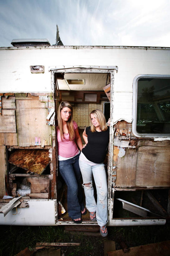 西方人,两个人,站,竖图,室外,白天,正面,欧洲,欧洲人,阴影,服装,裤子,光线,影子,云,云朵,云彩,注视,牛仔裤,休闲装,衣服,蓝色,白云,蓝天,天空,阳光,天,观察,看,站着,休闲服,服饰,晴朗,观看,车棚,察看,废旧,关注,年轻女性,女人,女性,白种人,晴空,站立,彩图,全身