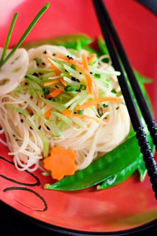 面食,面条,无人,竖图,俯视,室内,白天,植物,筷子,蔬菜,椰菜,卷心菜,餐具,一双,新鲜,装饰,碟子,盘,豆类,豆子,豌豆,面,芝麻,食品,文化,传统,荷兰豆,食物,一只,红色,盘子,碟,甘蓝,荞麦面,有机食品,绿色食品,礼节,华丽,修饰,点缀,放置,搁置,安排,礼仪,雪豆,豆科,脂麻,胡麻,白麻,巨胜子,衬托,美观,雅致,雅观,寒豆,毕豆,麻累,国豆,小寒豆,麦豌豆,油麻,进餐用具,结球甘蓝,甘兰,包心菜,彩图,高角度拍摄