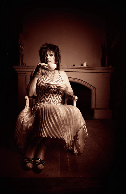 西方人,脸,头,眼睛,鼻子,嘴,耳朵,脸颊,眉毛,睫毛,手,一个人,捧,竖图,室内,白天,正面,裙子,壁炉,杯子,椅子,欧洲,欧洲人,瞳孔,仅一个女性,仅一个人,服装,瓷器,木椅,墙,咖啡杯,陶瓷制品,注视,长裙,墙壁,墙面,衣服,观察,看,仅一个中年女性,手部,眼部,服饰,观看,半身裙,察看,衣着,穿着,关注,瓷杯,衣饰,女人,女性,中年女性,白种人,头部,鼻,鼻孔,耳,耳部,睫,口,口腔,脸部,脸蛋,眉,面部,眼,眼睫毛,眼眉,嘴巴,嘴唇,端,端着,捧着,手捧,彩图,全身,眼眉毛