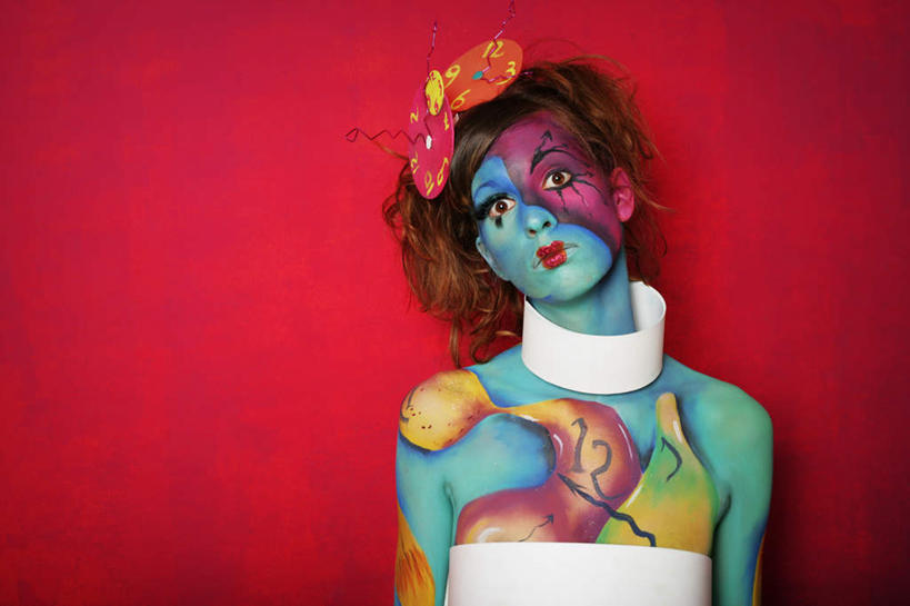 西方人,一个人,站,横图,室内,白天,正面,绘画,项链,油画,欧洲,欧洲人,仅一个年轻女性,仅一个女性,仅一个人,红色背景,艺术,古典,注视,文化,装饰品,蝴蝶结,饰品,首饰,工艺品,观察,看,品味,站着,摄影,影棚,观看,涂料,美术,察看,高雅,关注,美学,年轻女性,女人,女性,白种人,站立,半身,彩图,影棚拍摄,拍摄