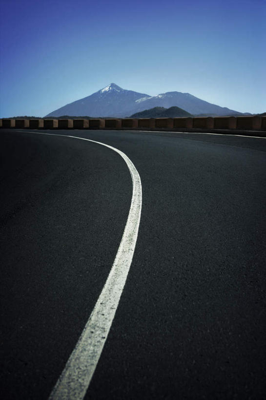 无人,竖图,俯视,室外,白天,旅游,度假,火山,美景,山,山脉,植物,道路,路,公路,西班牙,欧洲,景观,山峰,分界线,停车线,交通,山峦,娱乐,树,树木,绿色,白色,自然,群山,享受,休闲,景色,放松,生长,成长,车行道,车行道分界线,加纳利群岛,南欧,自然风光,加那利群岛,标线,车行线,西班牙王国,活火山,死火山,休眠火山,马路,彩图,高角度拍摄