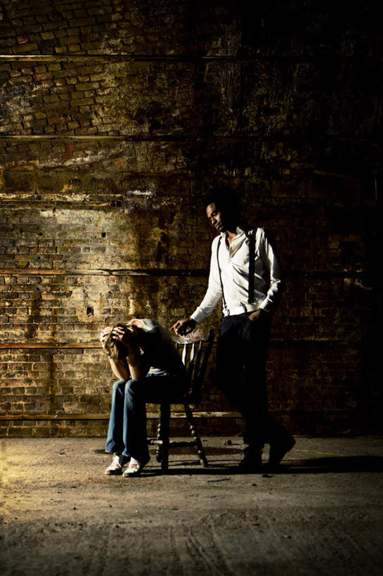 西方人,脸,头,眼睛,鼻子,嘴,脸颊,眉毛,睫毛,手,两个人,站,坐,竖图,室内,白天,正面,椅子,欧洲,欧洲人,瞳孔,阴影,服装,反射,影子,木椅,墙,注视,休闲装,墙壁,墙面,衣服,观察,看,站着,休闲,手部,休闲服,眼部,服饰,观看,察看,关注,男人,男性,年轻男性,年轻女性,女人,女性,白种人,头部,鼻,鼻孔,睫,口,口腔,脸部,脸蛋,眉,面部,眼,眼睫毛,眼眉,嘴巴,嘴唇,站立,坐着,彩图,全身,眼眉毛