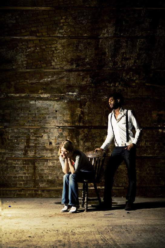 西方人,脸,头,眼睛,鼻子,嘴,脸颊,眉毛,睫毛,手,两个人,站,坐,竖图,室内,白天,正面,椅子,欧洲,欧洲人,瞳孔,阴影,服装,反射,影子,木椅,墙,注视,休闲装,墙壁,墙面,衣服,观察,看,站着,休闲,手部,休闲服,眼部,服饰,观看,察看,关注,男人,男性,年轻男性,年轻女性,女人,女性,白种人,头部,鼻,鼻孔,睫,口,口腔,脸部,脸蛋,眉,面部,眼,眼睫毛,眼眉,嘴巴,嘴唇,站立,坐着,彩图,全身,眼眉毛