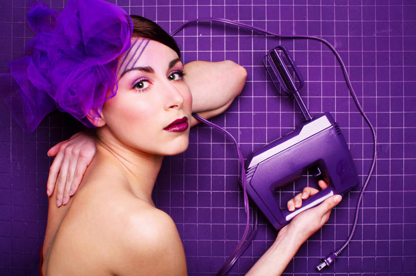 西方人,脸,头,脸颊,一个人,横图,俯视,室内,特写,白天,欧洲,欧洲人,仅一个年轻女性,仅一个女性,仅一个人,紫色背景,注视,打蛋器,观察,搅拌,看,摄影,影棚,观看,察看,关注,年轻女性,女人,女性,白种人,头部,脸部,脸蛋,面部,半身,彩图,高角度拍摄,影棚拍摄,拍摄