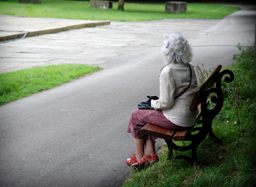 西方人,一个人,公园,坐,横图,俯视,室外,白天,旅游,度假,草地,草坪,美景,植物,道路,路,椅子,欧洲,欧洲人,仅一个女性,仅一个人,一张,服装,长椅,木椅,景观,小路,交通,注视,娱乐,草,衣服,红色,绿色,白色,自然,观察,看,享受,休闲,景色,放松,服饰,仅一个老年女性,期待,观看,等待,等候,察看,衣着,穿着,关注,自然风光,守候,衣饰,老年女性,女人,女性,白种人,坐着,彩图,高角度拍摄,全身